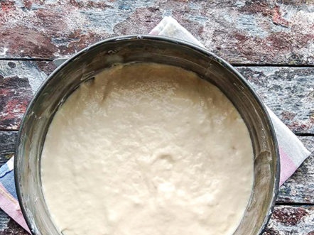 Излейте тестото във форма