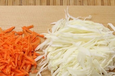 Нарежете зеле и моркови