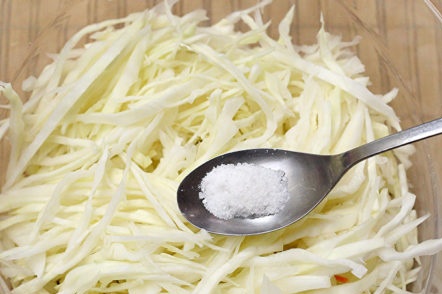 добавете сол към зелето