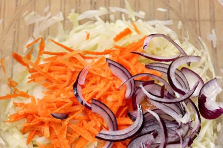 добавете моркови и лук