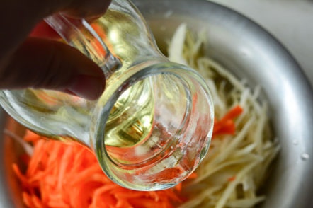 добавете оцет и масло