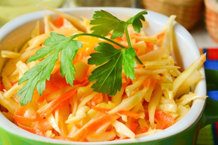 салата от зеле и чушка