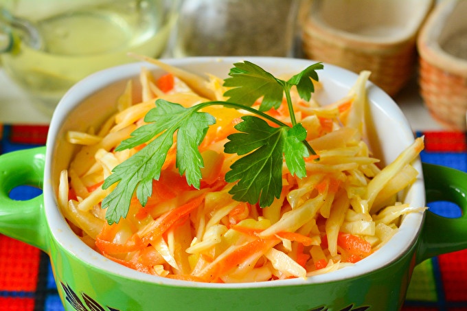 салата със зеле и чушки