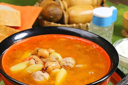 paradajková polievka s mäsovými guličkami a fazuľami