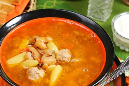 paradajková polievka s mäsovými guličkami a fazuľami