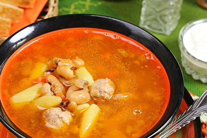 paradajková polievka s mäsovými guličkami a fazuľami