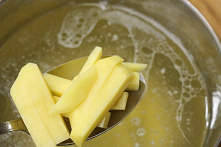 dajte zemiaky do vývaru