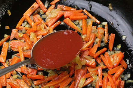 pridajte paradajkovú pastu