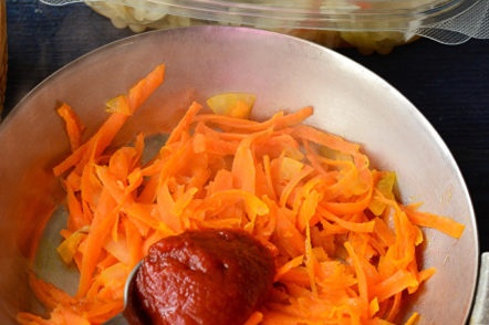 добавете доматено пюре към морковите