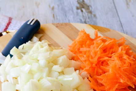 tallar les cebes i les pastanagues