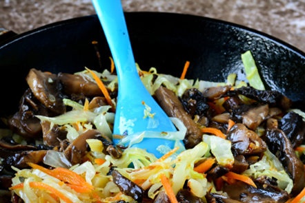 задушено зеле с гъби