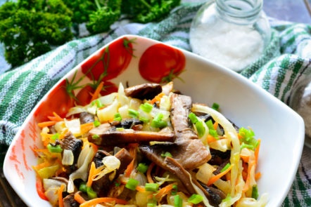 задушено зеле с гъби