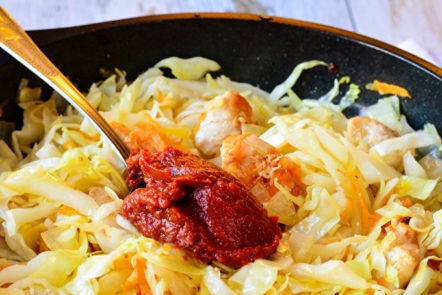 afegir pasta de tomàquet