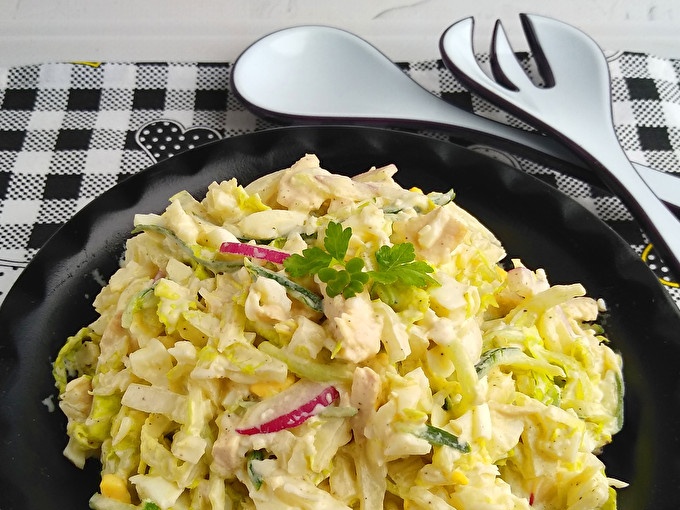 Monikas salāti, kas aptumšo un kažokādas, un Olivjē