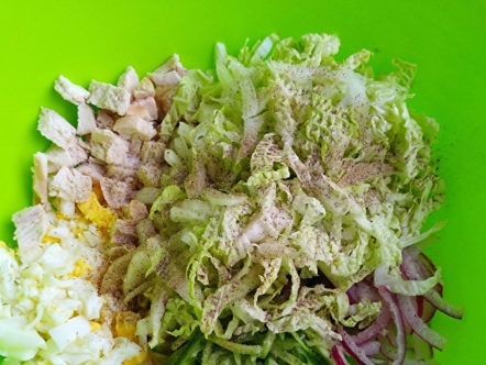 pievieno sāli un piparus