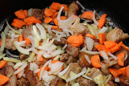 добавете лук и моркови