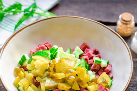 нарязани кисели краставици