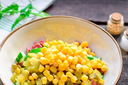 добавете царевица