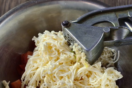 добавете чесън