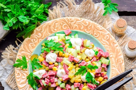 салата е изрязана и готова