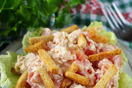 салата от домати, чесън и бисквити