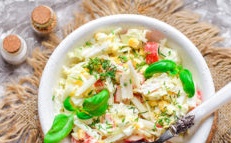 salade met krabstokken