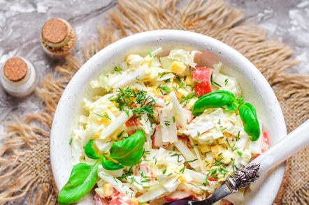 سلطة مع سلطعون العصي