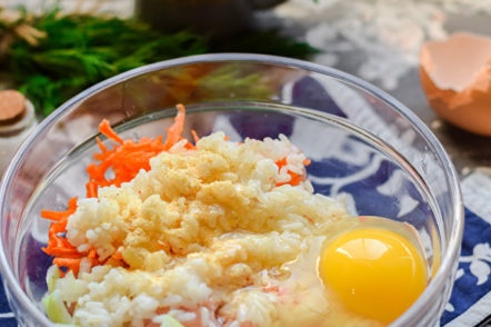 добавете яйце