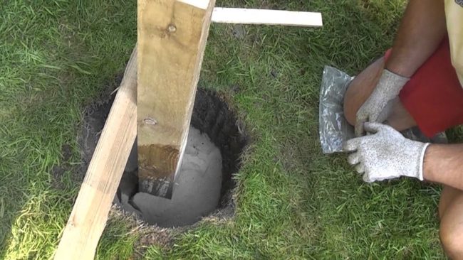 Пробийте под стълбовете на оградата