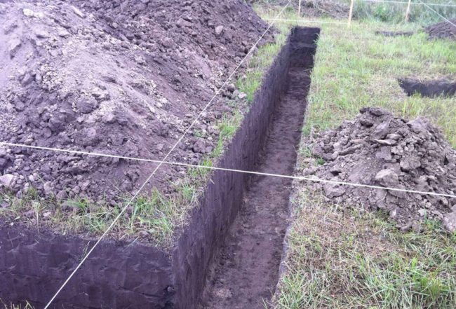 Пробийте под стълбовете на оградата