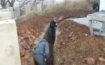 Разпънете се под стълбовете на оградата