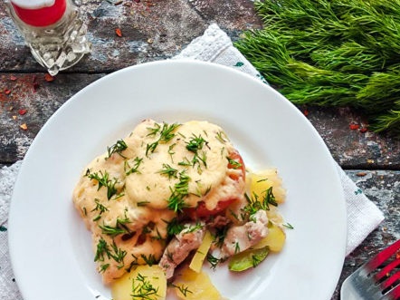 kastról v rúre s kuracou cuketou zemiaky a paradajkami