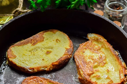 يقلى في مقلاة