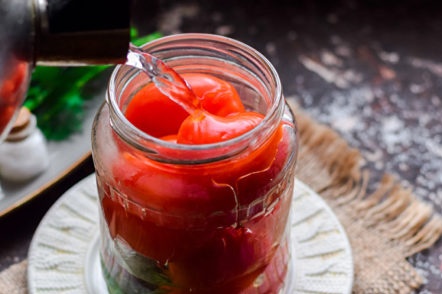 да се излее