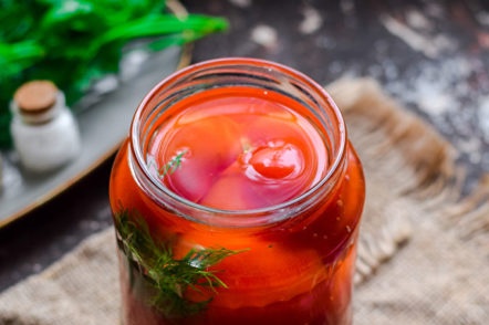 да се излее