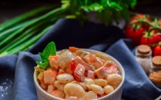 salad with beans, tomatoes and tomatoes